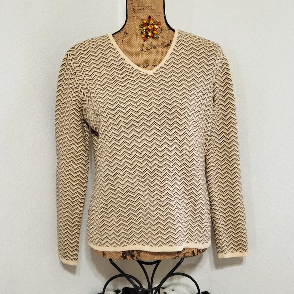 Liz Claiborne long sleeve v-neck chevron pattern top sweater Med. Travel Basic